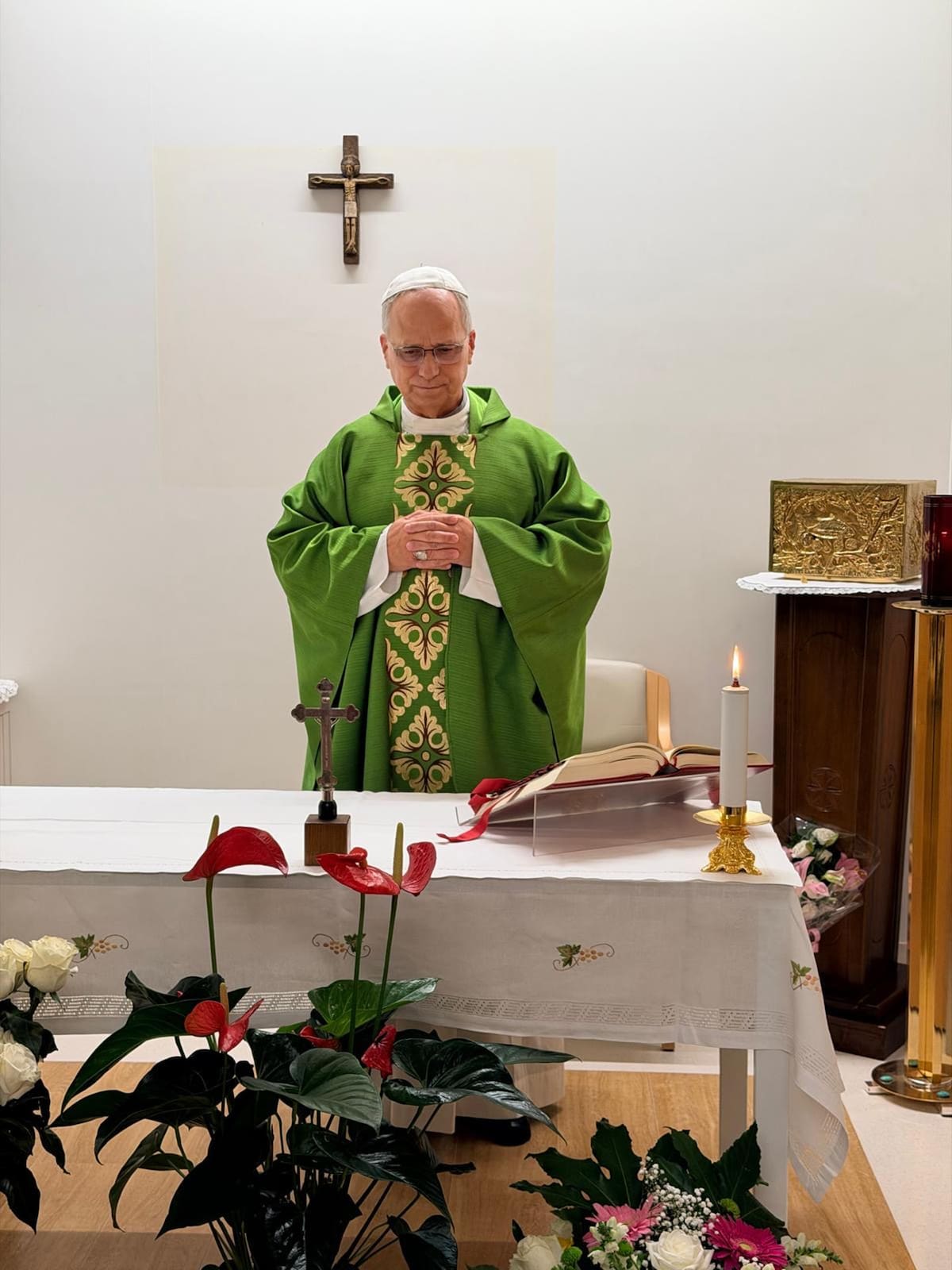 El Papa León XIV celebra misa en el hospital tras la operación.
