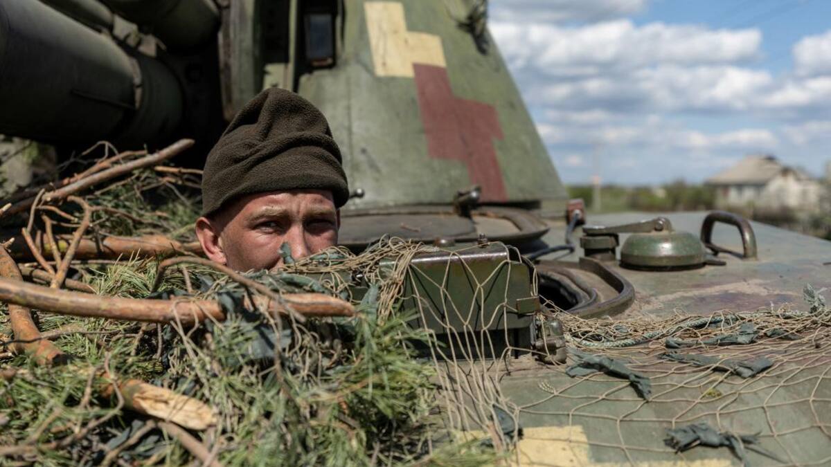 Soldado ucraniano adentro de un tanque mientras intenta recuperar Lyman. Foto: Reuters