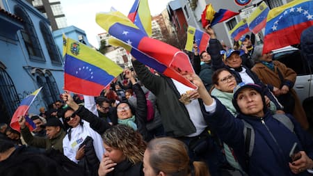 Emoción en la Embajada de Buenos Aires por las elecciones en Venezuela. Foto: Reuters.
