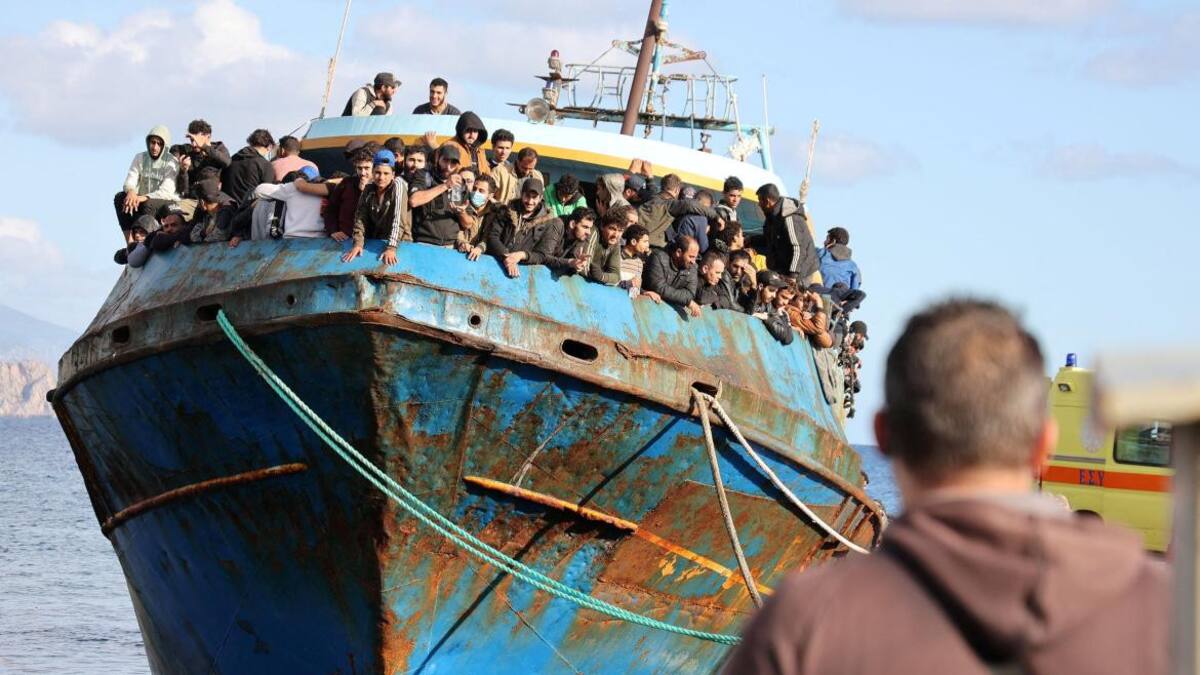 Migrantes rescatados en un barco pesquero_Reuters