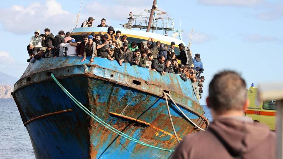 Migrantes rescatados en un barco pesquero_Reuters