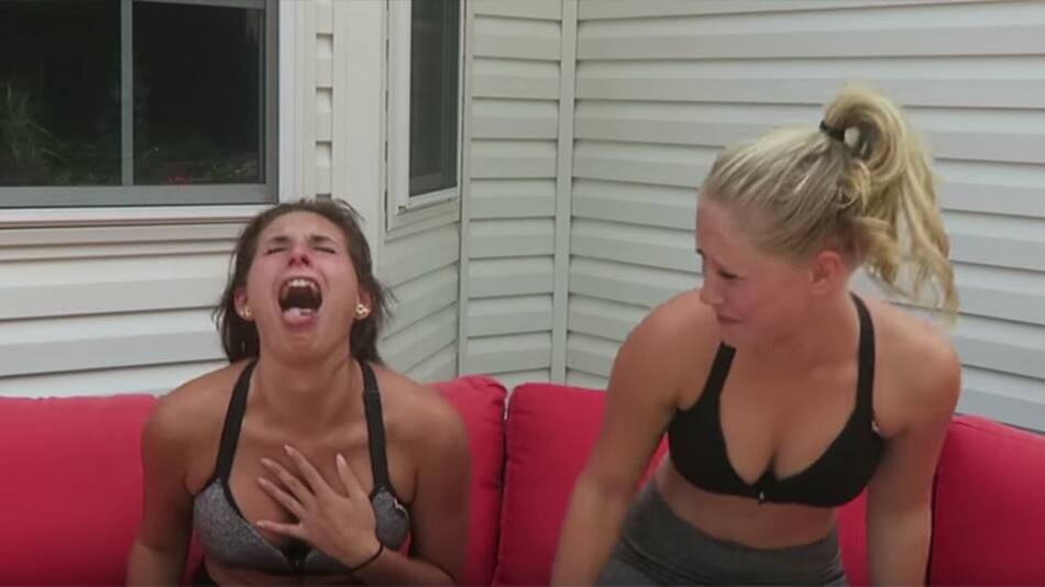 Chicas comen ají picante