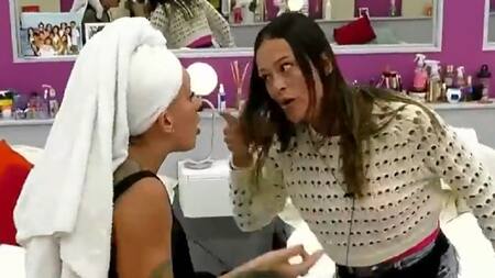 Fuerte cruce entre Agostina y Furia.