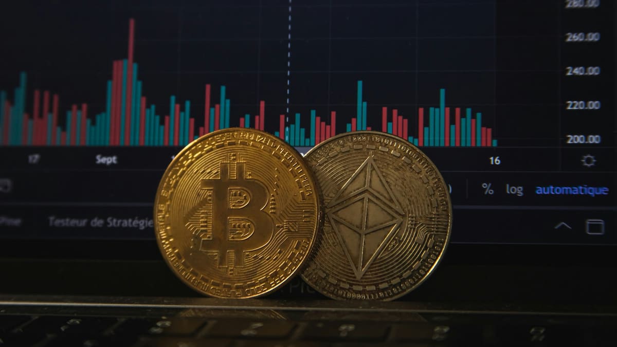 Bitcoin en baja: las dos fuerzas clave que explican por qué caen las criptomonedas y sube la plata