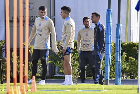 Lionel Scaloni no podrá contar con varios titulares para enfrentar a Chile. Foto: NA (Juan Foglia)