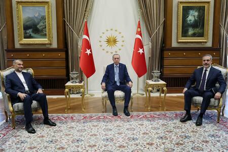 Reunión de Erdogan con los ministros de Exteriores turco e iraní. Foto: Reuters.