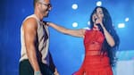 Encendieron el festival: Lali Espósito se besó en medio de su show con el actor Miguel Ángel Silvestre