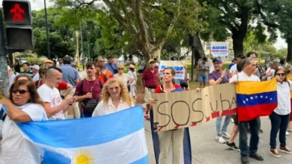 Masiva protesta de venezolanos contra la llegada de Maduro a la Argentina, NA