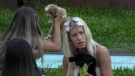 Camila y Julieta con los cachorros. Foto: Captura.