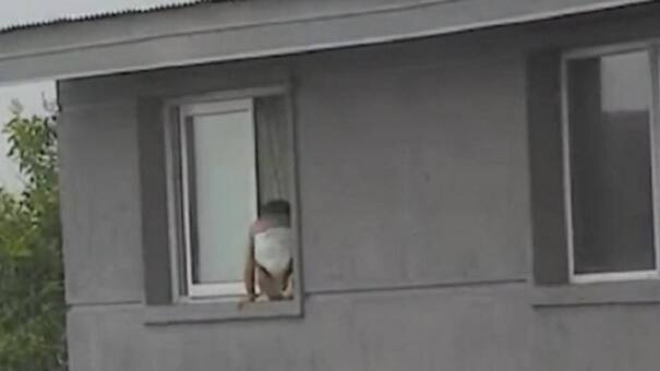 El dramático rescate a un niño que se estaba por caer desde un segundo piso