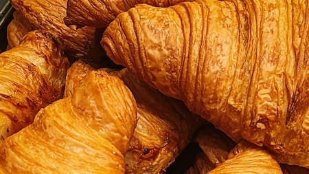 Vigilante salado con queso azul: cómo se hace esta versión gourmet de la factura clásica argentina