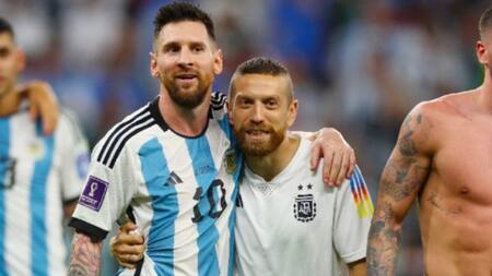 Papu Gómez y Lionel Messi. Foto: NA.