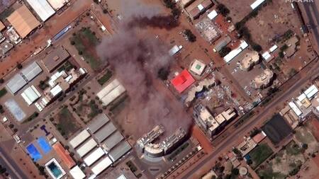 El humo en Sudán desde un dron. Foto: EFE.