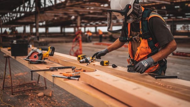 La industria cayó en abril un 14,2% y se perdieron más de 15 mil empleos desde agosto