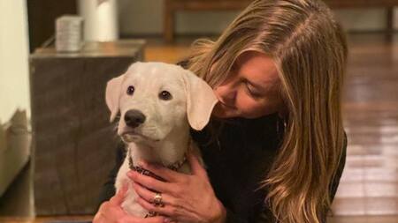 Jennifer Aniston junto a su mascota. Foto: Instagram.