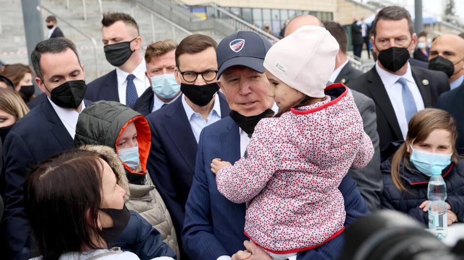 Joe Biden con refugiados ucranianos en Polonia, REUTERS