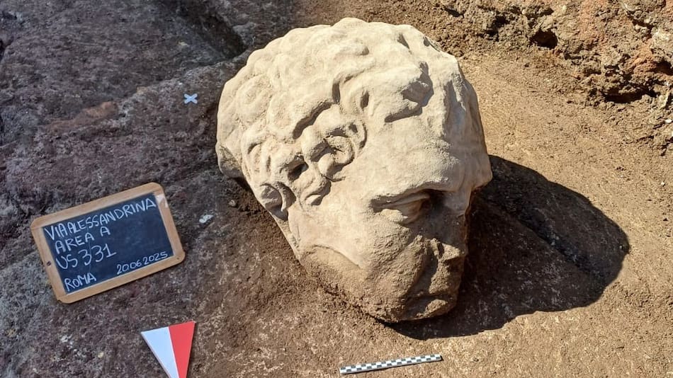 La cabeza de mármol descubierta en Vía Alessandrina, Roma.