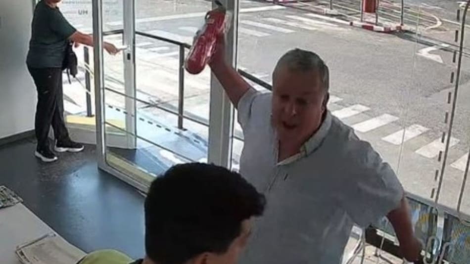 Agresión del periodista Mario Pernigotti en Centro de Evaluación Vial de Misiones. Foto: Captura de video.