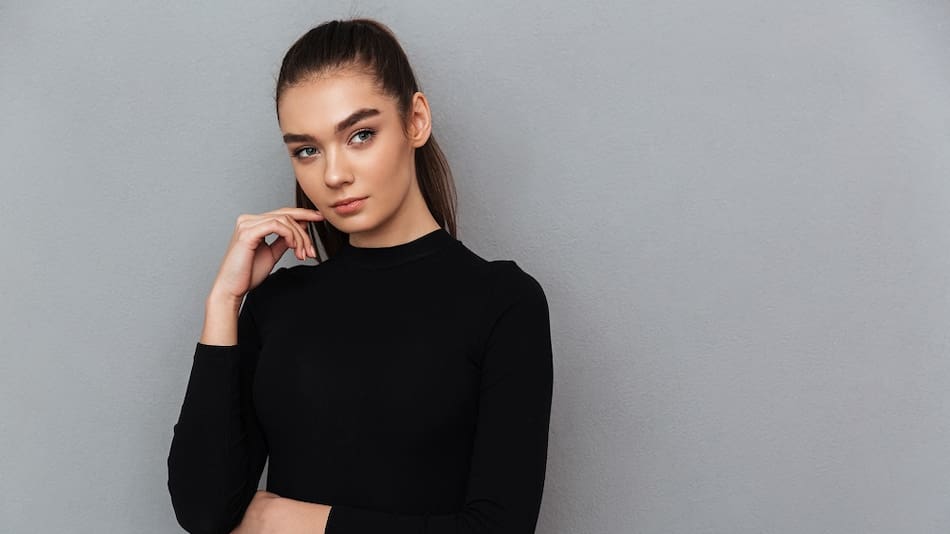 Look total black. Foto: Freepik.
