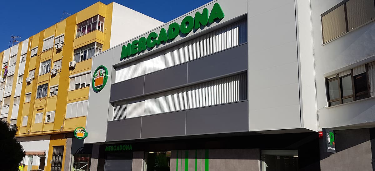 Fachada de un edificio del supermercado Mercadona.