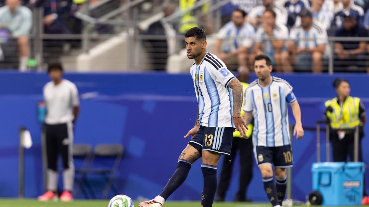 El defensor salió lesionado durante el segundo tiempo del partido contra Austria