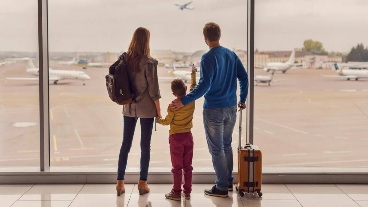 Familia en aeropuerto, niños, viajes