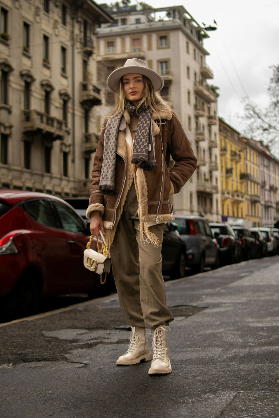 Moda, ropa marrón. Fuente: Unsplash