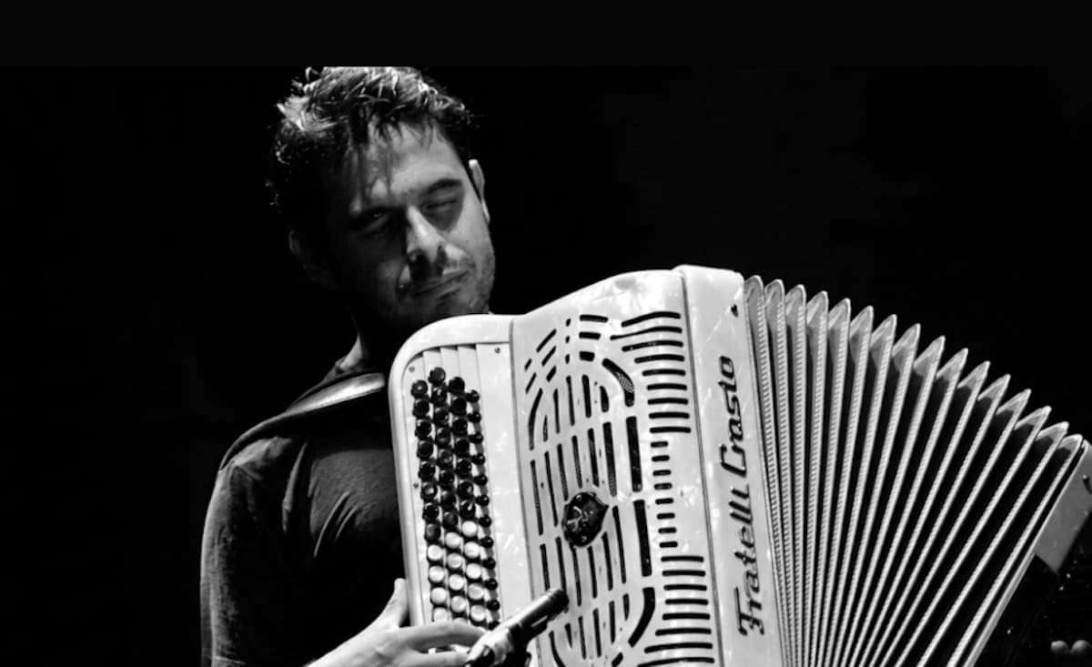 Músicos y bailarines de chamamé se presentan en el escenario del Anfiteatro del Parque Centenario durante una jornada cultural dedicada a la música tradicional del Litoral argentino.
