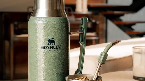 Una importante cadena de supermercados ahora vende termos Stanley y ropa de H&M: cuánto cuestan
