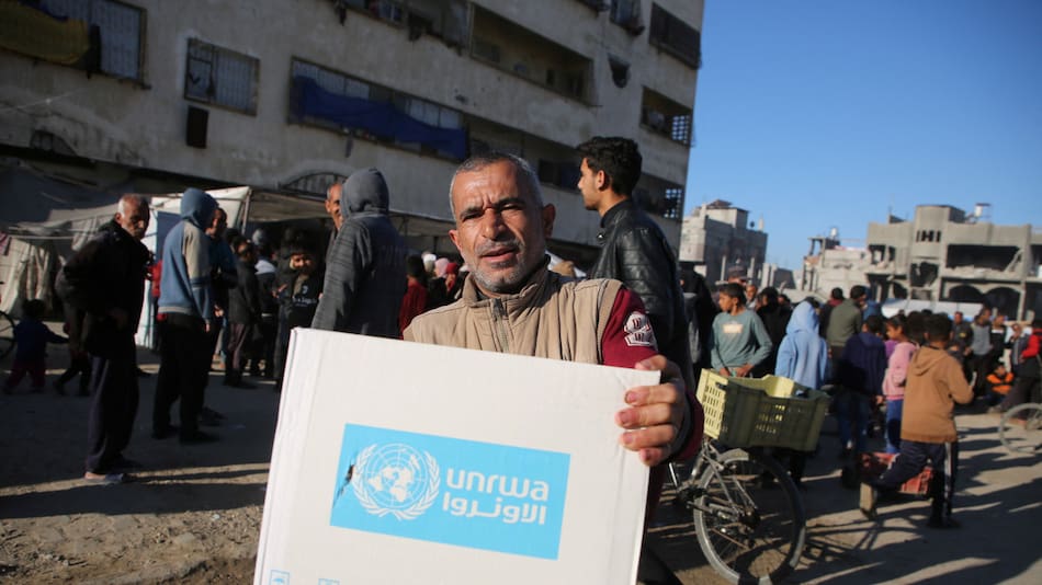 Ayuda de la UNRWA a palestinos desplazados por Israel. Foto: Reuters/Hatem Khaled.