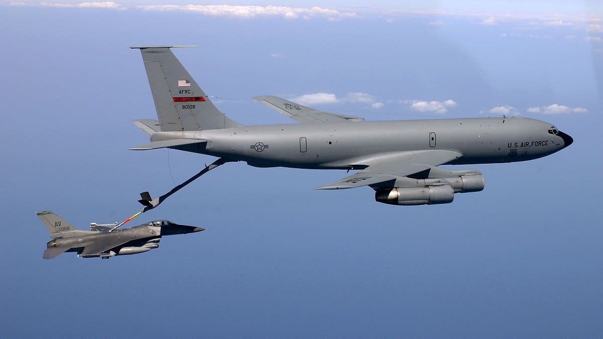 Argentina avanza en la compra de aviones cisterna KC-135 para sostener la operación de los cazas F-16