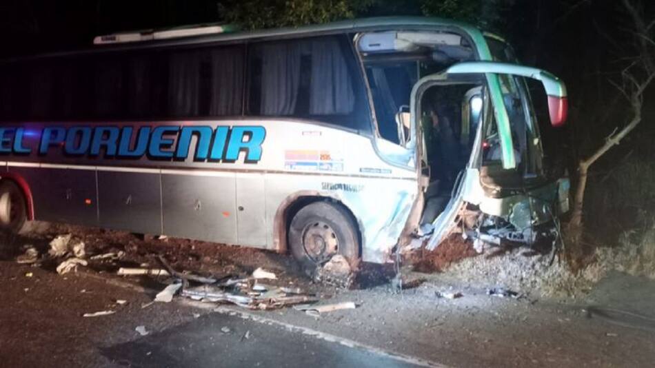 Choque entre un auto y un micro en Córdoba. Foto: gentileza Cadena 3.