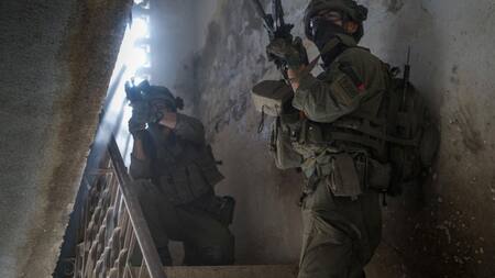 Soldados israelíes operan en Gaza. Foto: Reuters