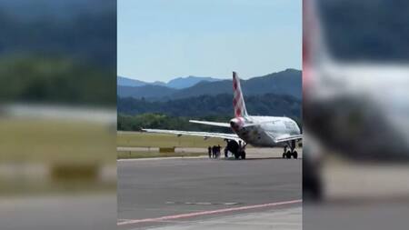 Un hombre muere succionado por el motor de un avión en el aeropuerto de Bérgamo. IMÁGENES: EFE / FLIGHT EMERGENCY/ANSA.