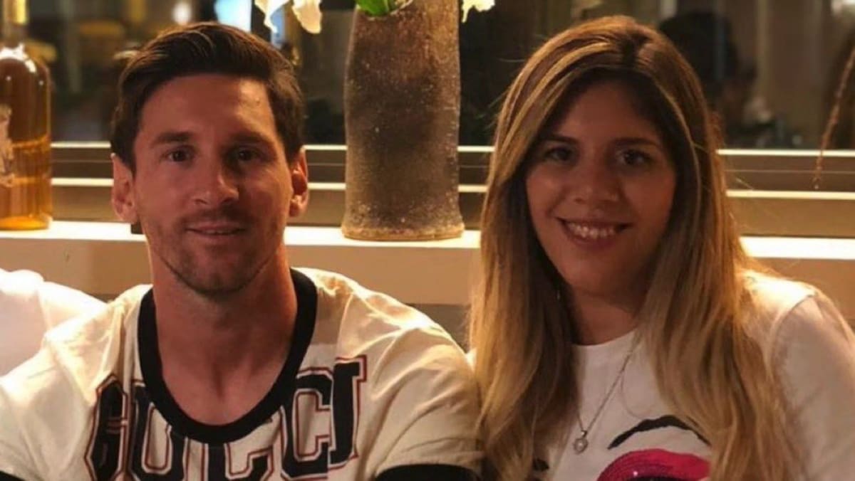 Lionel Messi posa junto a su hermana María Sol Messi durante un evento familiar.