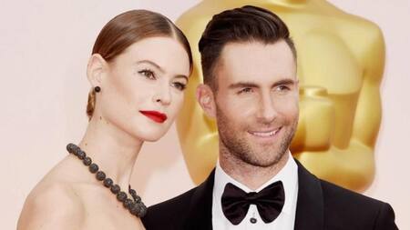 Adam Levine y su esposa. Foto: NA