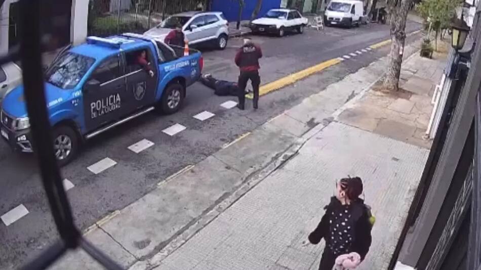 Un policía baleó a un hombre que perseguía y amenazaba con un arma a su expareja. Foto: captura de pantalla.