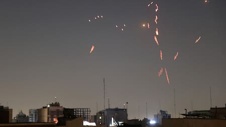 Misiles de Israel sobre Irán en Teherán. Foto: REUTERS.