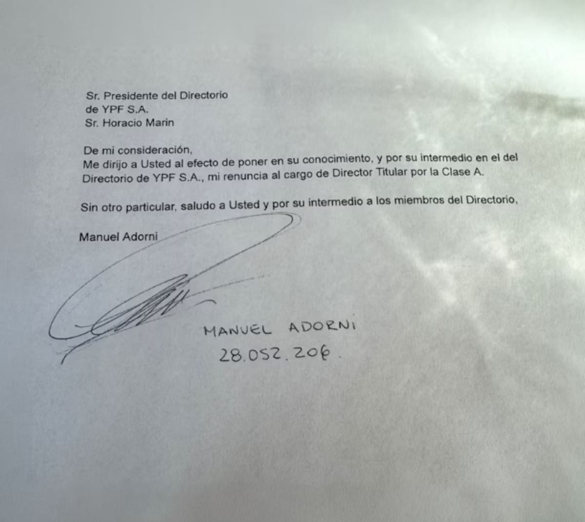 Carta de renuncia de Manuel Adorni al directorio de YPF.