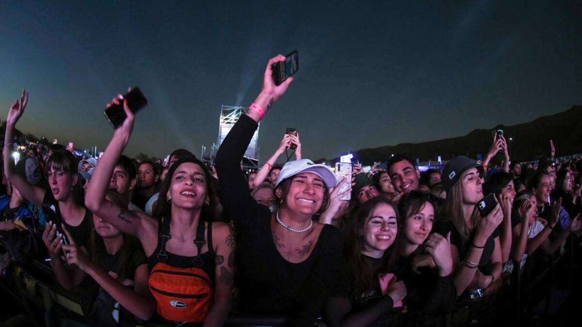 El público emocionado. Cosquín rock. Foto Télam.