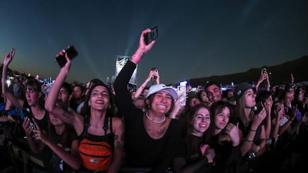 El público emocionado. Cosquín rock. Foto Télam.