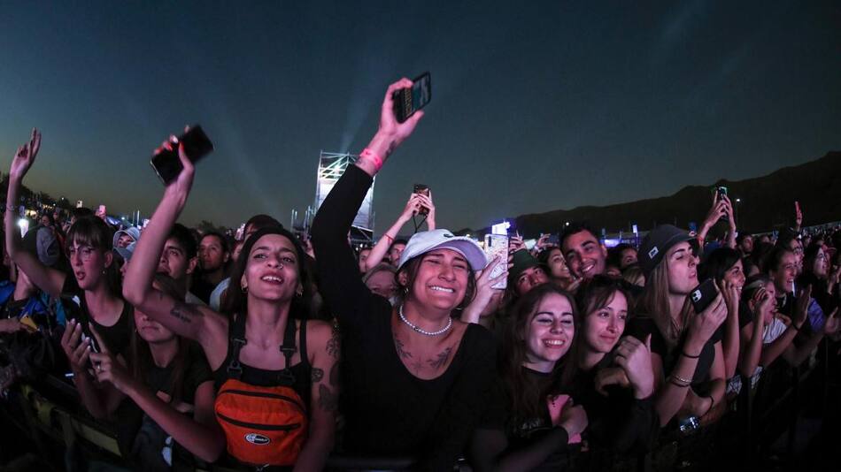 El público emocionado. Cosquín rock. Foto Télam.
