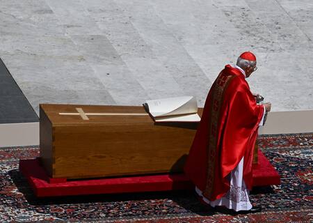 El decano del Colegio Cardenalicio, Giovanni Battista Re, quien preside el funeral del papa Francisco. Foto: Reuters/Guglielmo Mangiapane.