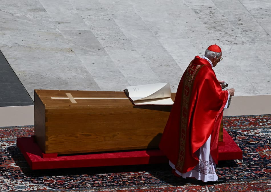 El decano del Colegio Cardenalicio, Giovanni Battista Re, quien preside el funeral del papa Francisco. Foto: Reuters/Guglielmo Mangiapane.