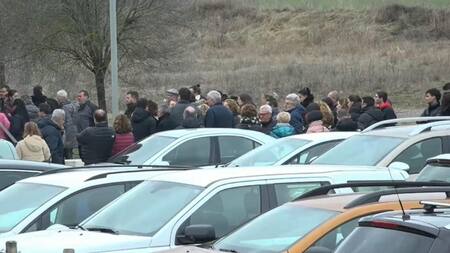 Dolor en el último adiós a la gemela que murió tras arrojarse de un edificio en Barcelona. Foto captura video EFE