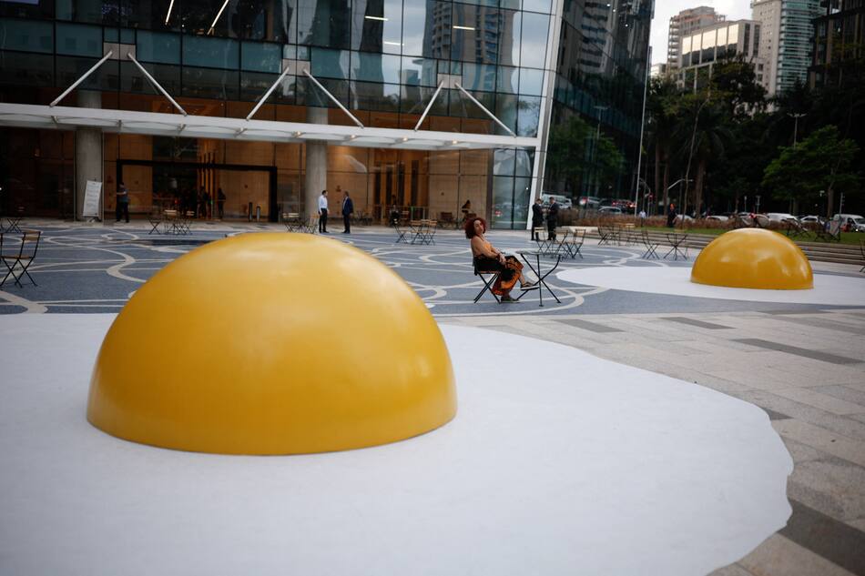 Huevos fritos gigantes en las calles de Brasil. Foto: Reuters.