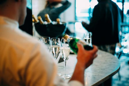 Bebidas espumantes; champagne; sidra. Foto: Unsplash.
