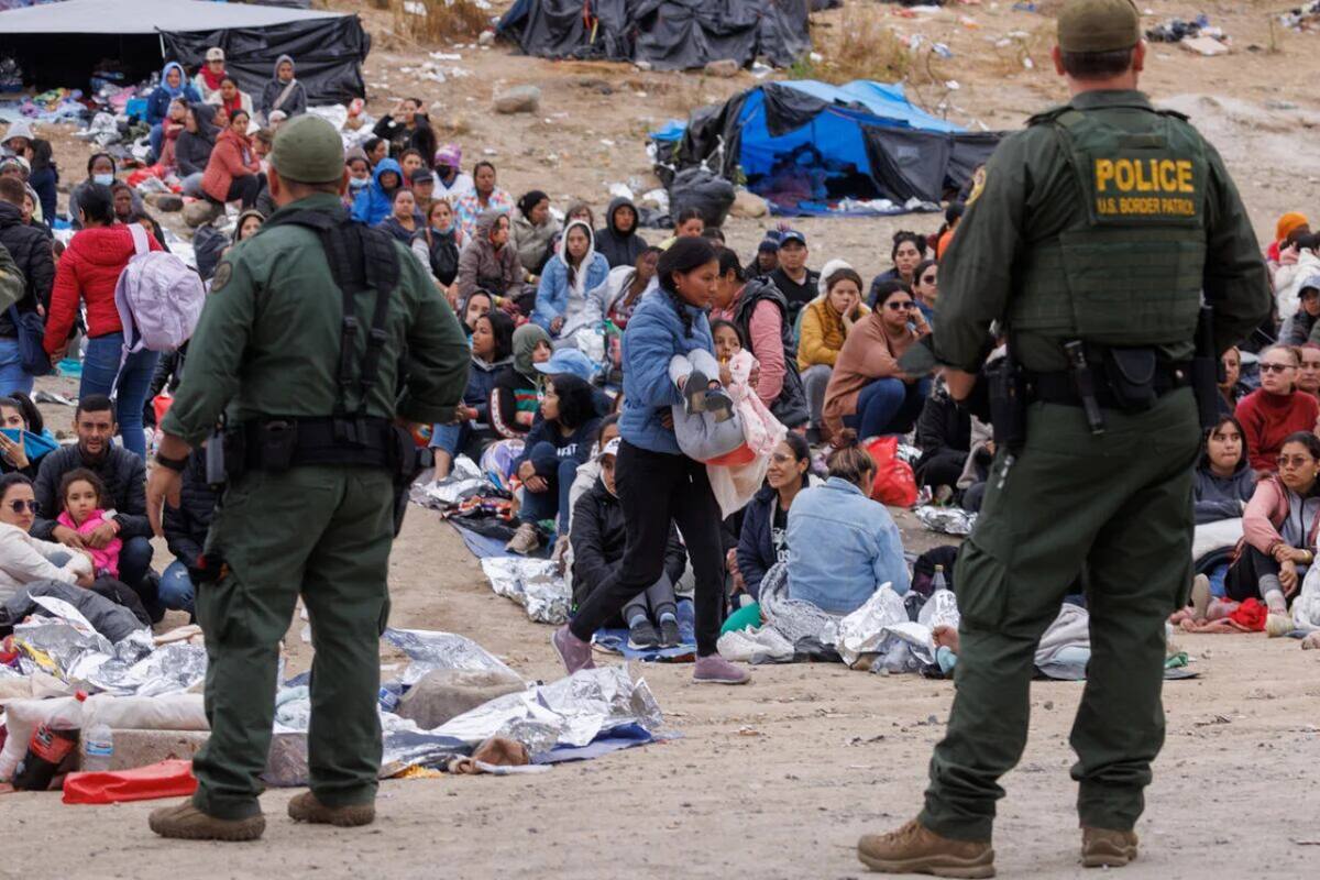 Migrantes intentando cruzar la frontera de EEUU. Foto: Reuters