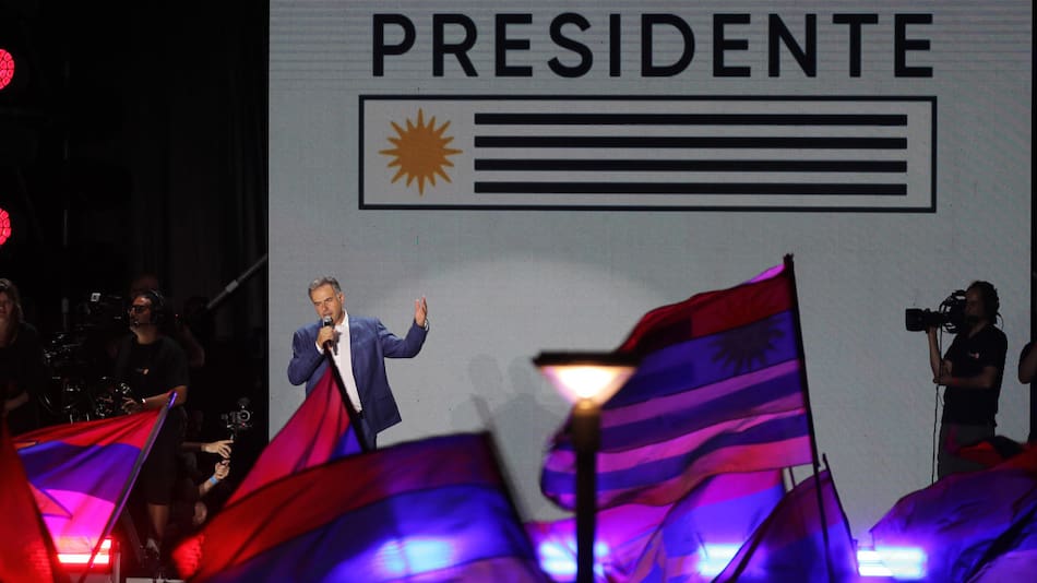 El candidato del Frente Amplio, Yamandú Orsi, habla a sus seguidores tras ganar en las elecciones presidenciales de este domingo en Montevideo (Uruguay). EFE