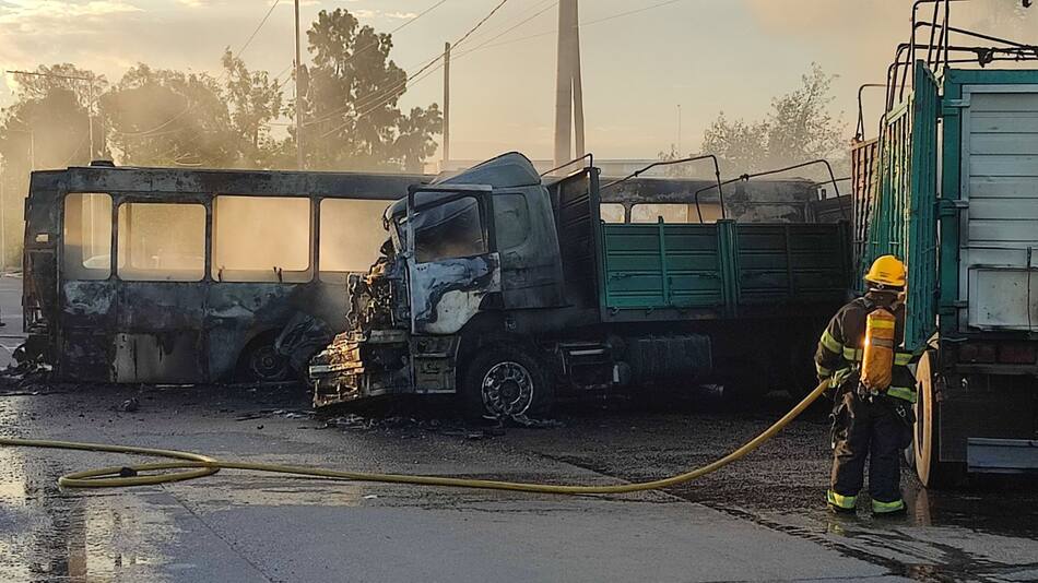 Se incendió un micro que transportaba a más de 40 chicos y murió un adolescente. Foto: X / @PerezDel2000.